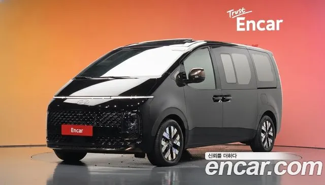 Hyundai Staria 2025 — photo 1
