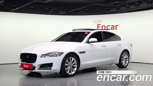 Jaguar XF 2019 — photo 1