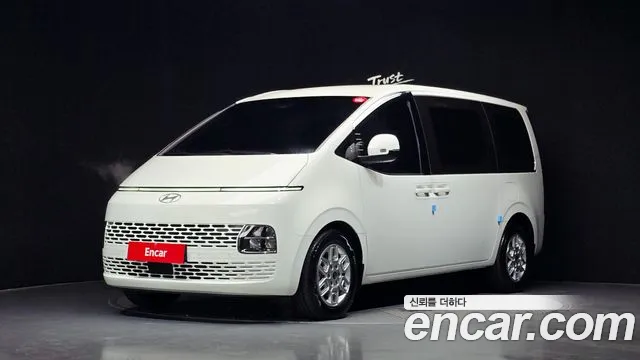 Hyundai Staria 2025 — photo 1