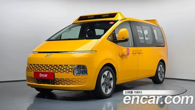 Hyundai Staria 2025 — photo 1