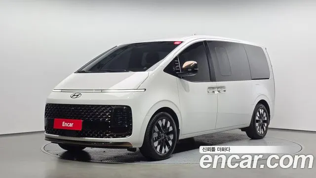 Hyundai Staria 2025 — photo 1