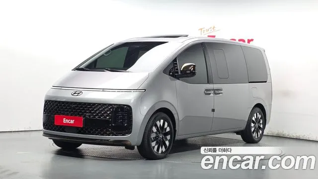 Hyundai Staria 2025 — photo 1