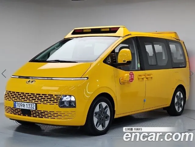 Hyundai Staria 2024 — photo 1