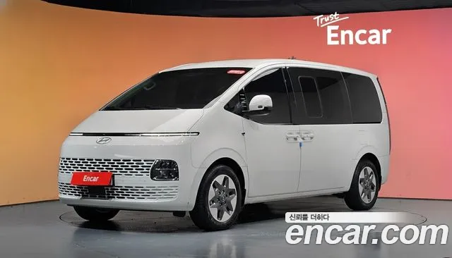 Hyundai Staria 2025 — photo 1