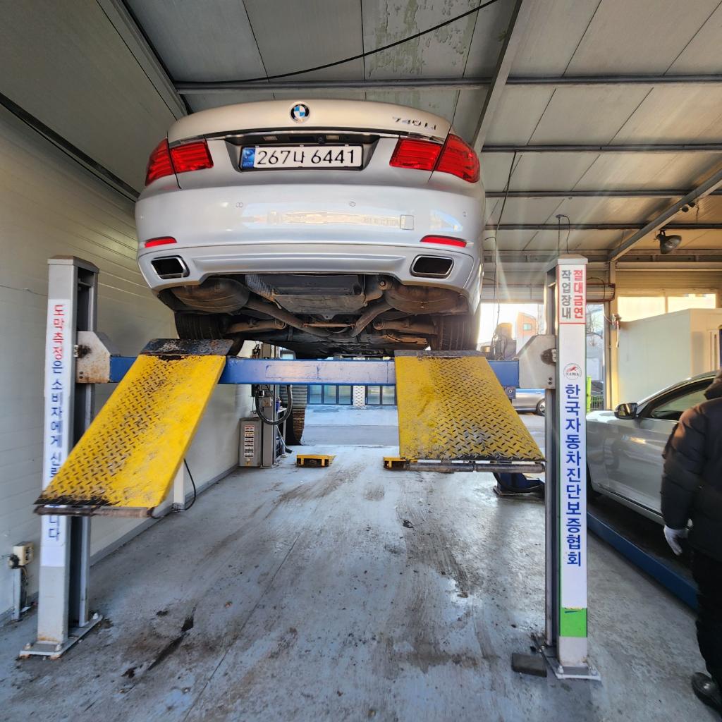 BMW 7-Series 2011 — inspection photo 2