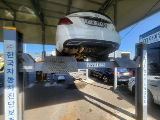 Mercedes-Benz C-Class 2018 — inspection photo 2