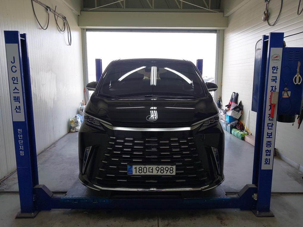 Lexus LM 2025 — inspection photo 1