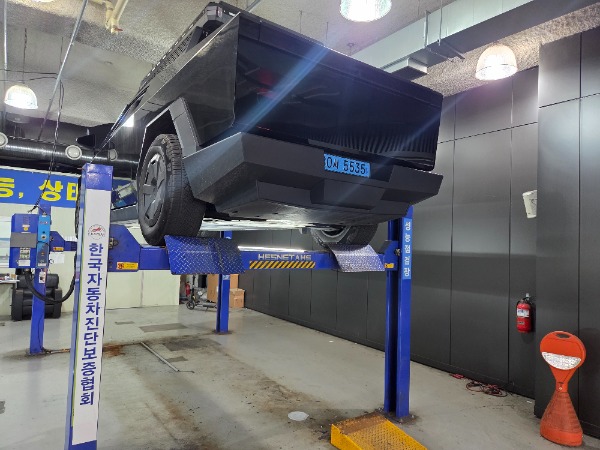 Tesla Cybertruck 2024 — inspection photo 2