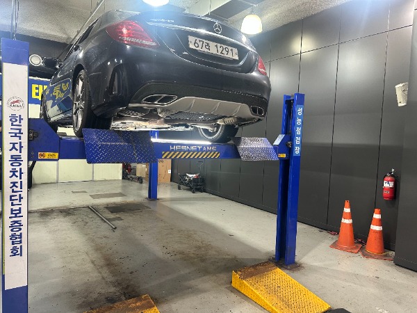 Mercedes-Benz C-Class 2018 — inspection photo 2