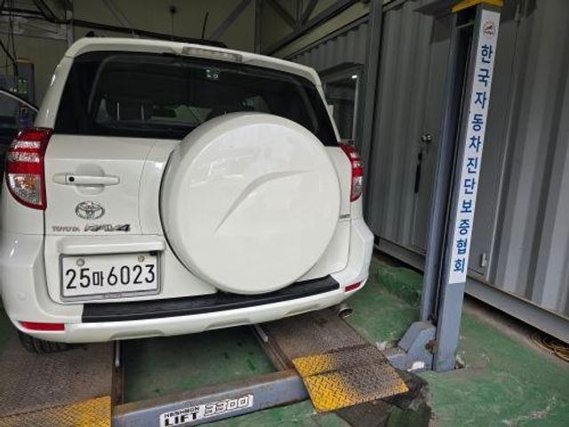 Toyota RAV4 2011 — inspection photo 2