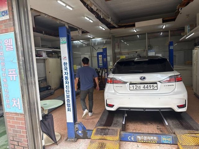 Lexus CT200h 2017 — inspection photo 2