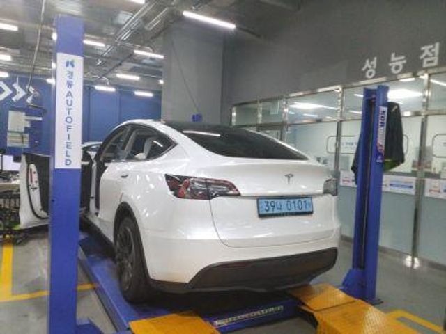 Tesla Model Y 2024 — inspection photo 2