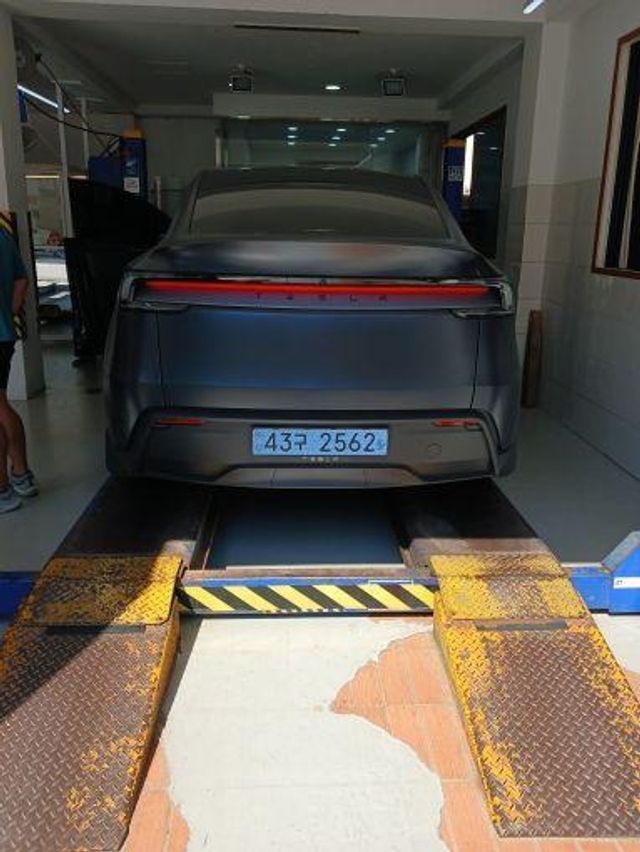 Tesla Model Y 2025 — inspection photo 2