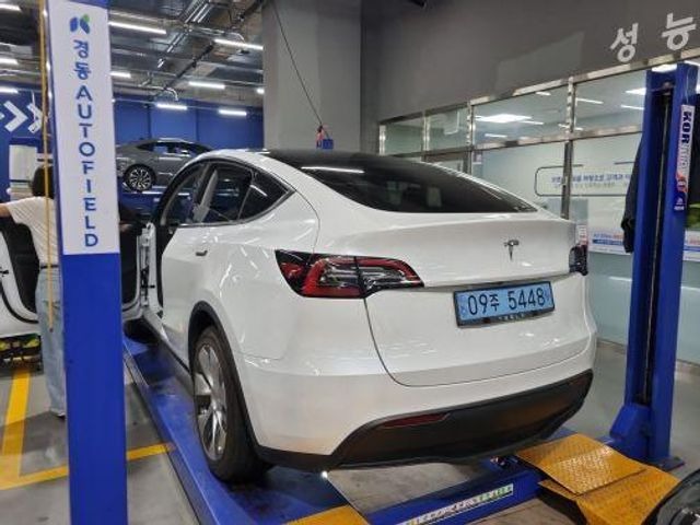Tesla Model Y 2023 — inspection photo 2