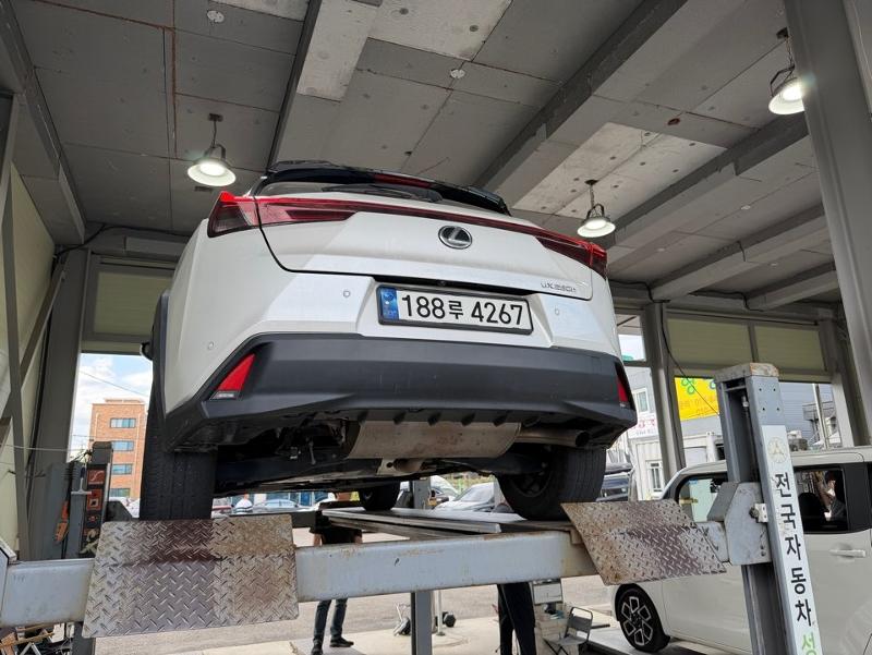 Lexus UX 2024 — inspection photo 2