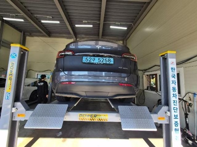Tesla Model Y 2023 — inspection photo 2