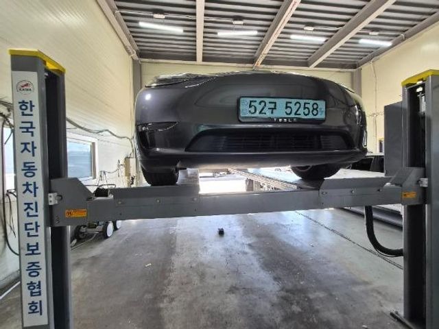 Tesla Model Y 2023 — inspection photo 1