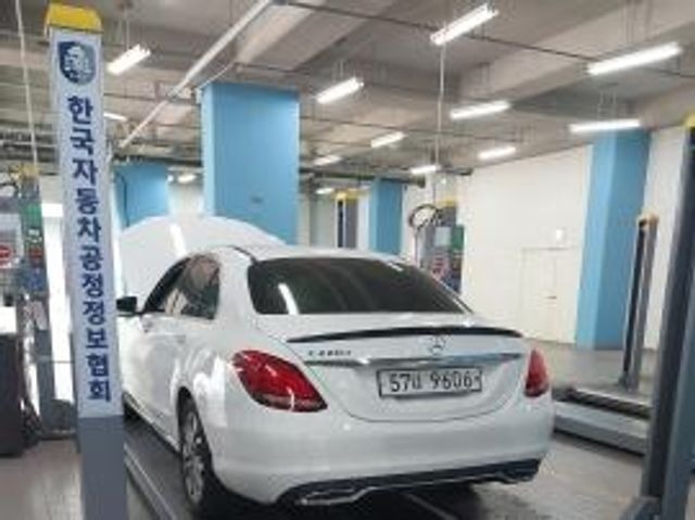 Mercedes-Benz C-Class 2018 — inspection photo 2