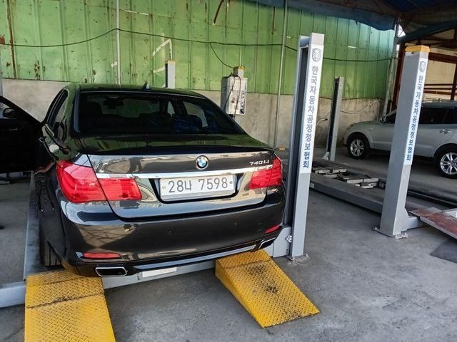 BMW 7-Series 2011 — inspection photo 2
