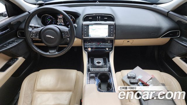 Jaguar XE — interior
