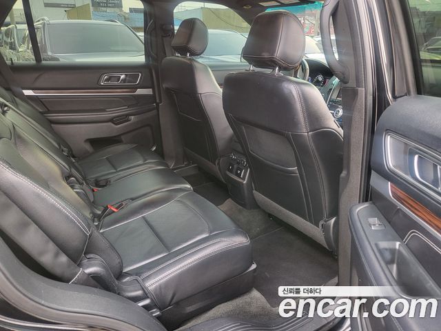 Ford Explorer — interior