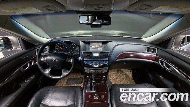 Infiniti M — interior