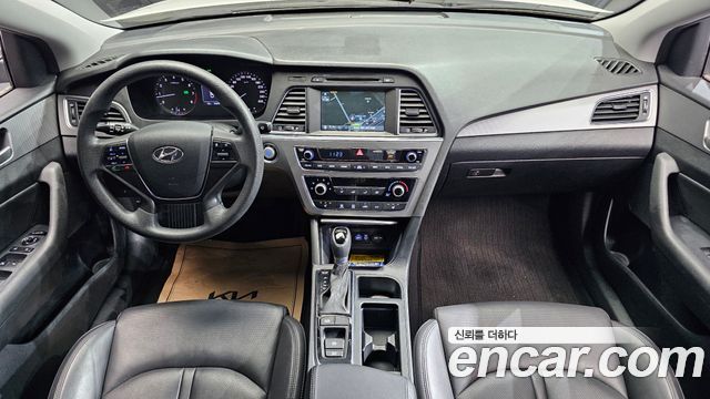 Hyundai Sonata — interior
