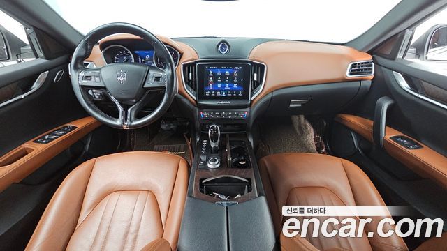 Maserati Ghibli — interior