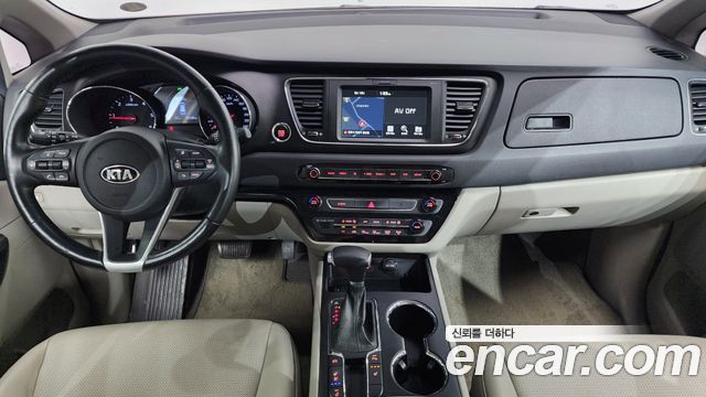 Kia Carnival — interior
