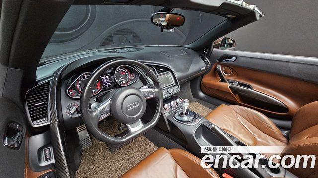 Audi R8 — interior