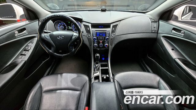 Hyundai Sonata — interior