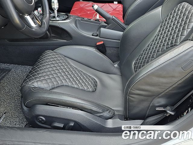 Audi R8 — interior