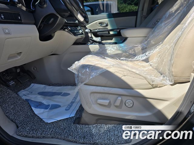 Kia Carnival — interior