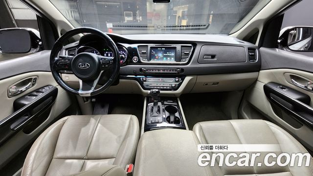 Kia Carnival — interior