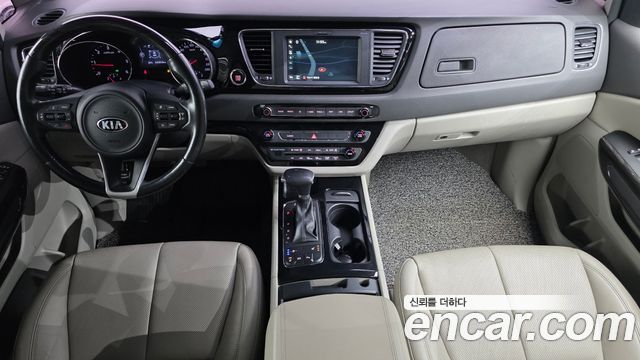 Kia Carnival — interior