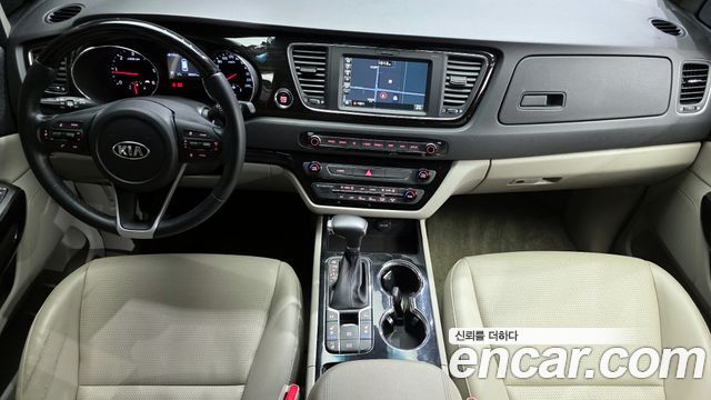 Kia Carnival — interior