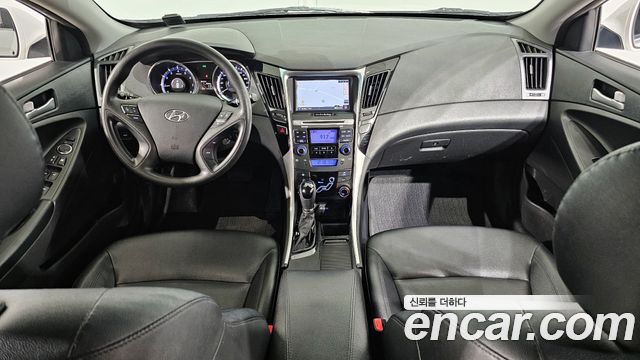 Hyundai Sonata — interior