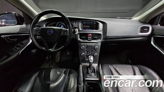Volvo V40 — interior