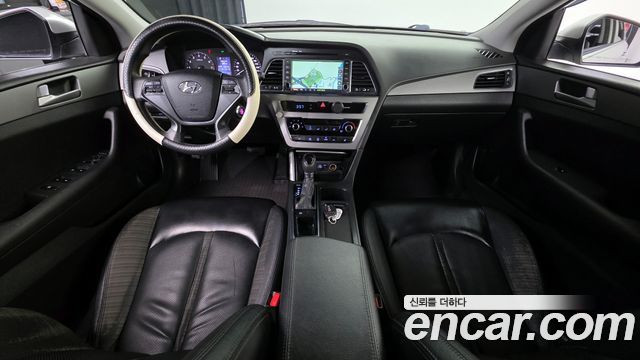 Hyundai Sonata — interior