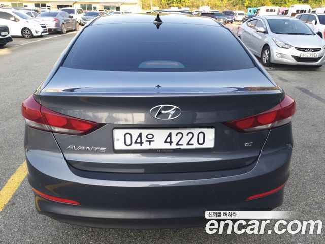 Hyundai Avante — interior