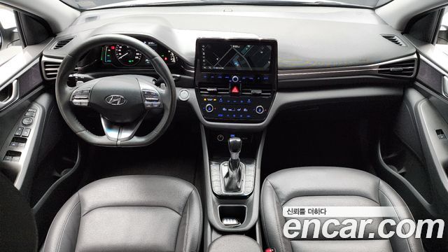 Hyundai Ioniq — interior
