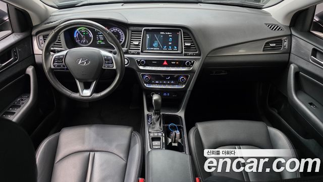 Hyundai Sonata — interior