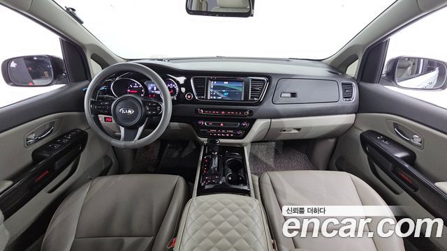 Kia Carnival — interior
