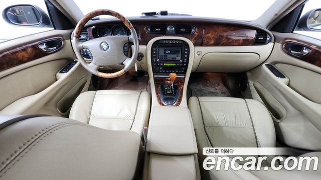 Jaguar XJ — interior