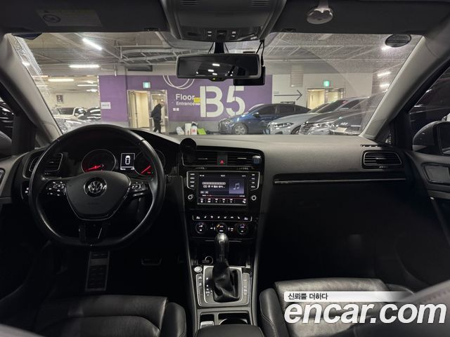 Volkswagen Golf — interior