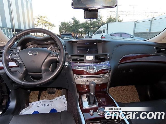 Infiniti Q70 — interior