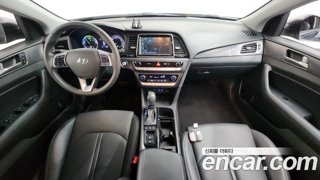 Hyundai Sonata — interior