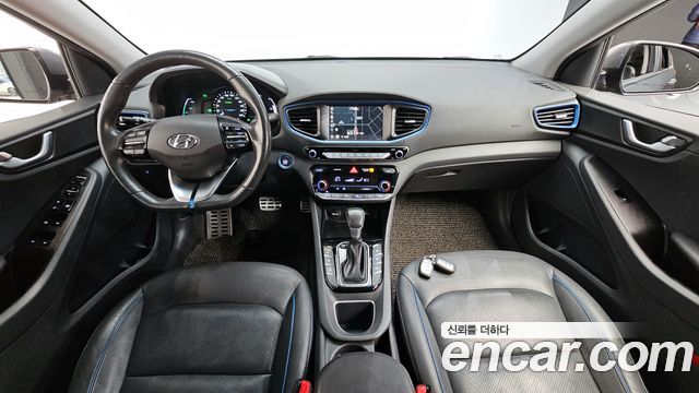 Hyundai Ioniq — interior