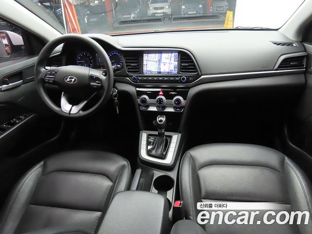 Hyundai Avante — interior