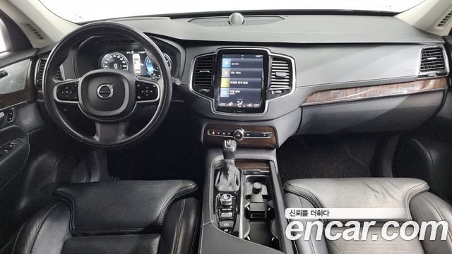 Volvo XC90 — interior